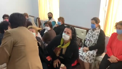 Thirrja për gratë deputete/Grevistja e Ballshit rrëqeth me fjalët: Na nxirrini nga kjo dhomë skëterrë!