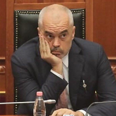 Ironia/ Mesazhi i fortë për ‘liderin’: “Udhëheqësit i kruhet shumë…”