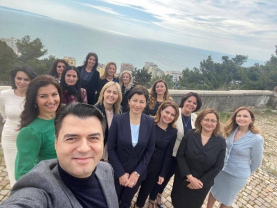 Basha nxjerr foton nga Durrësi: Pas çdo ndryshimi të madh qëndrojnë gra të forta që së bashku do të ndryshojnë Shqipërinë