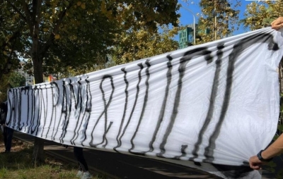 &#039;Sanksiononi Ramën dhe Vuçiç&#039;/ Protestë te Piramida, policia arreston të riun