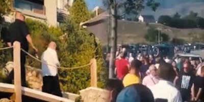 Mijëra emigrantë të bllokuar në kufi”, Paloka: Ministri i Jashtëm Edi Rama i pashqetësuar në plazh, vazhdon pushimet mes luksit