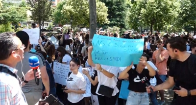 Të ulet pikësimi për testin e Matematikës”, maturantët mbyllin protestën para MASR: Rikthehemi sërish nesër