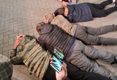 Gjesti simbolik i protestuesve/Me duart mbi kokë, qytetarët shtrihen para kryeministrisë duke…