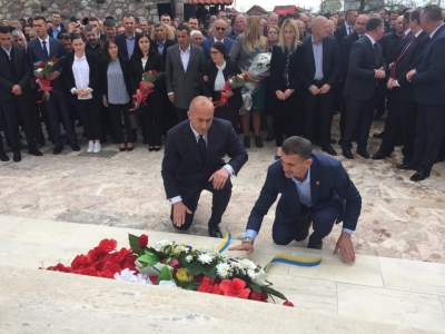 Haradinaj kujton vëllain e tij Enverin:Në luftë sfidove disa herë vdekjen në fushëbetejë, por ajo padrejtësisht të rrëmbeu në agun e lirisë