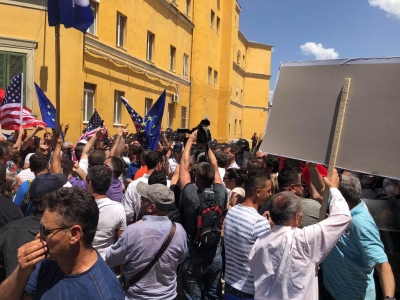 Protestuesit rrethojnë Ministrinë e Brendshme, konfrontim me policinë