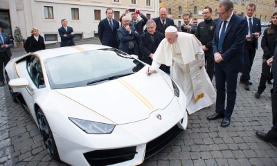 Lamborghini i Papës, në ankand bamirësie më 12 Maj