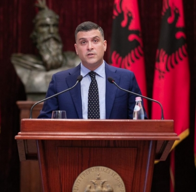 Nisma e PS-së për Kushtetutën/ Ironia Blushit: LanaKushtetuta nga gjysmëparlamenti i bandave dhe ambasadorëve të gishtit!