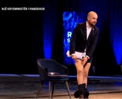 Gazetari Lela i heq pantallonat Ramës dhe i tregon live shenjat e dhunës