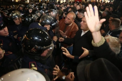 The Associated Press: Mbështetësit e opozitës shqiptare bllokojnë rrugët e Tiranës në një tubim antiqeveritar!