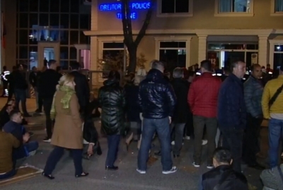 Pasi i rrahu, tani i arreston/ Banorët e Unazës protestojnë para Policisë së Tiranës
