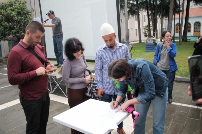 Mbroteatrin/ S’kanë të ndalur protestat ndaj qeverisë shtypëse, të enjten para parlamentit