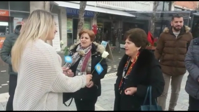Surpriza e Lulzim Bashës për gratë e Beratit, të rinjtë e PD iu dhurojnë 1000 karafila të bardhë