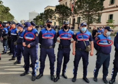 Shenjat e një diktature që po jep shpirt, thirrja e ish deputetit: Fotografoni policët pa numra identifikimi