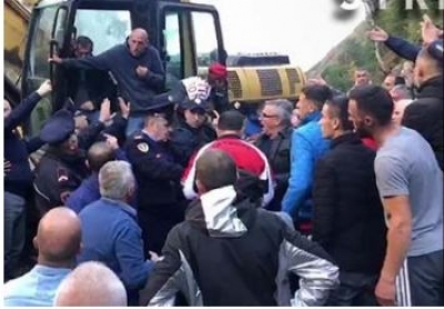 'Ne vetëm këtë ujë kemi', banorët në Zall Gjoçaj përplasen me Policinë dhe ngujohen kundër ndërtimit të HEC-eve