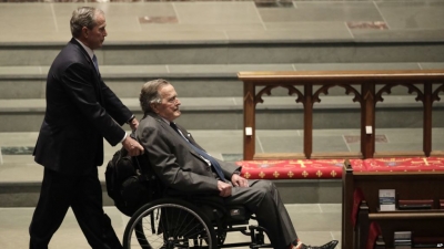 Pas vdejse së bashkëshortes, George HW Bush shtrohet në spital