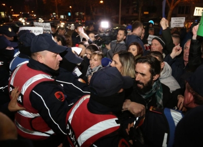 Banorët e Laprakës dhe &#039;5 majit&#039; në protestë, policia tenton t&#039;i shpërndajë me forcë