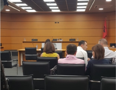 Vetingu/ Bashkëshortja e Denar Bibës mbrohet politikisht për problemet me pasurinë