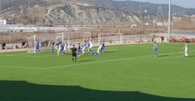 VIDEO/ Tension në fundin e ndeshjes, lojtari i Shkumbinit godet me grusht gjyqtarin