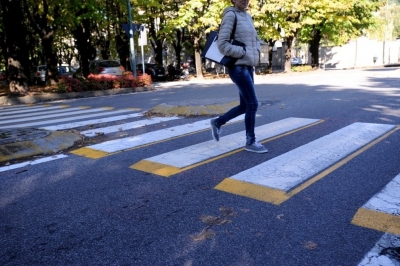 Foto/ Veliaj tender për çdo gjë, lyen edhe rrugët