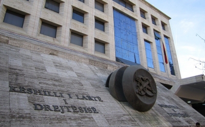 Rama i mban mbyllur me aktin e pandemisë/ Ministria e Drejtësisë kërkon hapjen e gjykatave