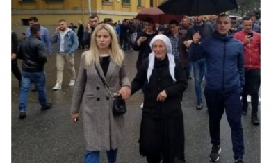 80-vjeçarja bëri 100 km rrugë për të ardhur në protestë