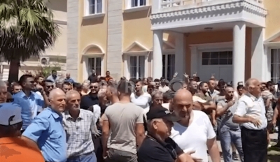 Tensioni/ Qytetarët e Kavajës mbrojnë bashkinë nga pushtimi i rilindasve
