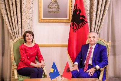 VIDEO/ Meta takon ish presidenten e Kosovës Jahjaga: I dhurova një buqetë lule për 8 mars, urime për të gjitha gratë e Kosovës