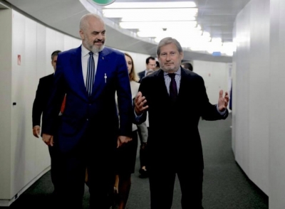 “Korrespondenti” i qeverisë, Edi Rama, njofton nga Brukseli për negociatat