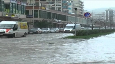 Vlora përmbytet nga shiu/ Dritan Leli duke shijuar luksin