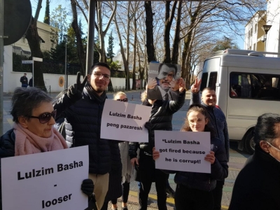 Basha pritet me protesta/ Berisha: Lul Kimiku u hodhi gaz dhe helm