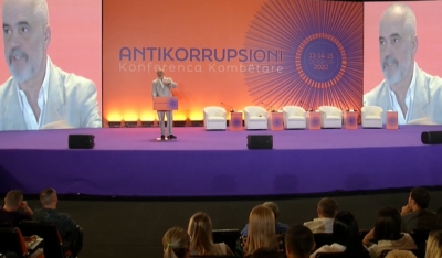 Konferenca anti-korrupsion/ Administrata dërgohet me urdhër për të mbushur sallën