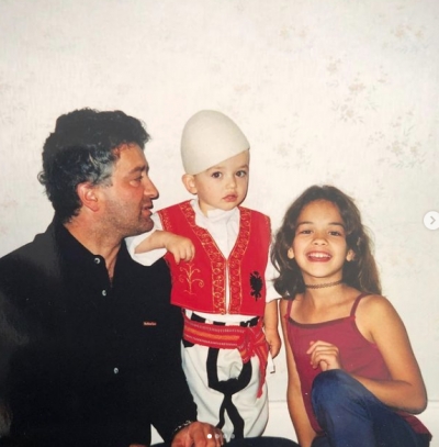 Rita Ora di si t’i bëjë krenarë të gjithë, këngëtarja e uron vëllain me këto foto ku s’mungon flamuri shqiptar