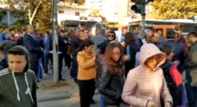 Video/ Vazhdon protesta kundër ‘narkoqeverisë’ në mbrojtje të shtëpive te Unaza e Re