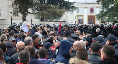 Kundër narkoshtetit/ Opozita protestë në ora 10.00 para Kuvendit