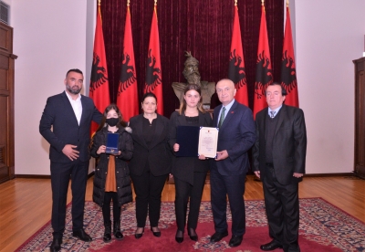 Humbi jetën mes flakëve, Meta vlerëson heroin Arjan Sala me “Dekoratën e Artë të Shqiponjës”: Njerëz të tillë i bëjnë nder kombit!