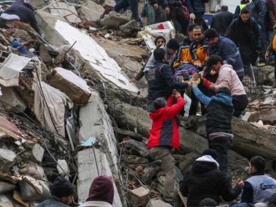 Ora 8:00: Numri i viktimave të tërmetit kalon shifrën 8700 në Turqi dhe Siri