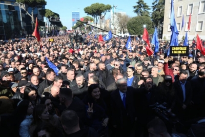 ‘Mijëra mbështetës u mblodhën para Kryeministrisë’, Reuters: Opozita shqiptare protestoi kundër korrupsionit dhe varfërisë!