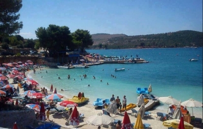 Skandal i ri "pushimesh": I presin veshin turistit në Sarandë!