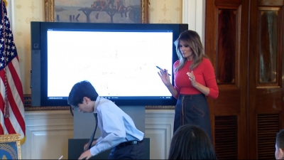 (Video) Studenti rrëzon gotën me ujë në Shtëpinë e Bardhë, ja si reagon Melania Trump