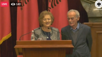 Emocione në Presidencë, Dhimitër e Roza Anagnosti marrin dekoratën e lartë, artistja: Me fat që kam pasur në krah një bashkëshort të tillë, për mua është 20 vjeç