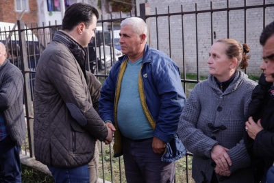 Basha në Kavajë takon qytetarët e prekur nga termeti: Mos hyni në banesat e dëmtuara