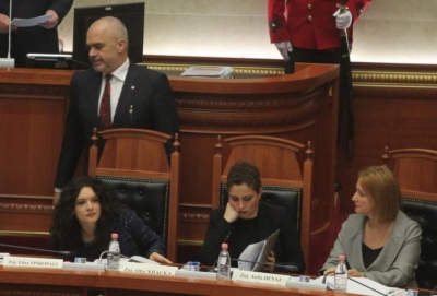 Asnjë burrë më, të vemë gra…/ Gazetarja ironizon Ramën: Zonjat e partisë vishen me zhele…