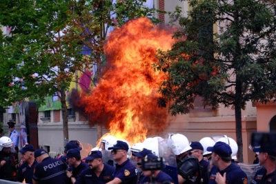 Tym e flakë/ Tensione në protestën e qytetarëve para Bashkisë së Tiranës