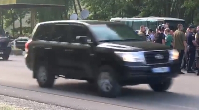 VIDEO/ Banorët e Devollit tmerrojnë Ramën, bidona me ujë mbi eskortën