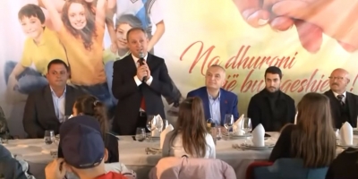 Këngë, valle e atmosferë festive, Presidenti Meta drekë me fëmijët jetimë dhe artistët në “Prestige Resort”