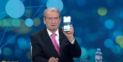 Berisha publikon foton: Ja 3 telefonat e kriptuar të Ardi Veliut, janë përdorur në ndërtesën e Këshillit të Ministrave