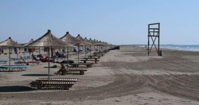 Basha publikon foto të plazheve:Turizmi, dega më e goditur nga pandemia, 100 mijë punonjës rrezikojnë mbijetesën
