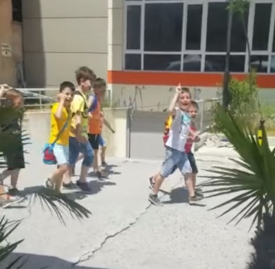 VIDEOLAJM/ Një mirëmëngjesi për Edvinin nga fëmijët qe shkojnë në shkollë duke larguar gogolin e tyre