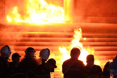 Tensione në protestë, hidhen molotov në dyert e Kryeministrisë