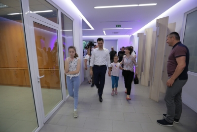 Basha në protestë me dy vajzat dhe bashkëshorten (VIDEO)